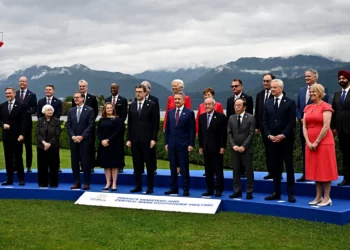 Los ministros de finanzas y los gobernadores de los bancos centrales posan para la foto de familia en la reunión de ministros de finanzas del G7 en Stresa, Italia, el 24 de mayo de 2024. (Gabriel Bouys/AFP)