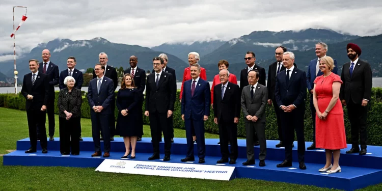 Los ministros de finanzas y los gobernadores de los bancos centrales posan para la foto de familia en la reunión de ministros de finanzas del G7 en Stresa, Italia, el 24 de mayo de 2024. (Gabriel Bouys/AFP)