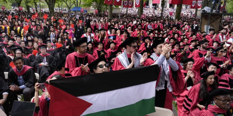 Cientos de graduados de Harvard gritan “Palestina libre”