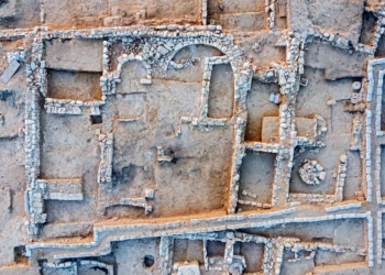 Excavación de la Autoridad de Antigüedades de Israel en una iglesia bizantina, justo al sur de Rahat. (Emil Aladjem/IAA)