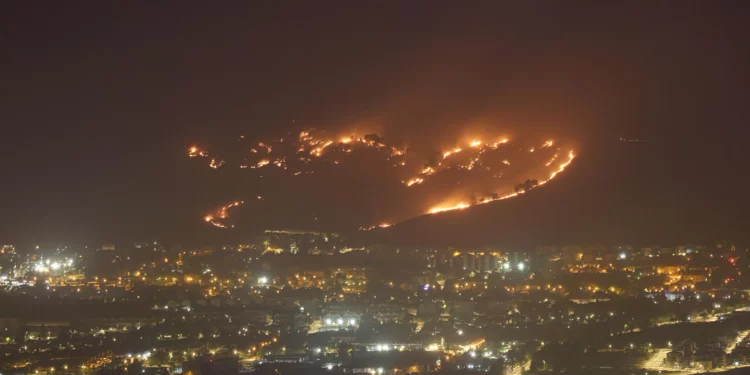 Andanada de 35 cohetes de Hezbolá provocan incendio en Israel