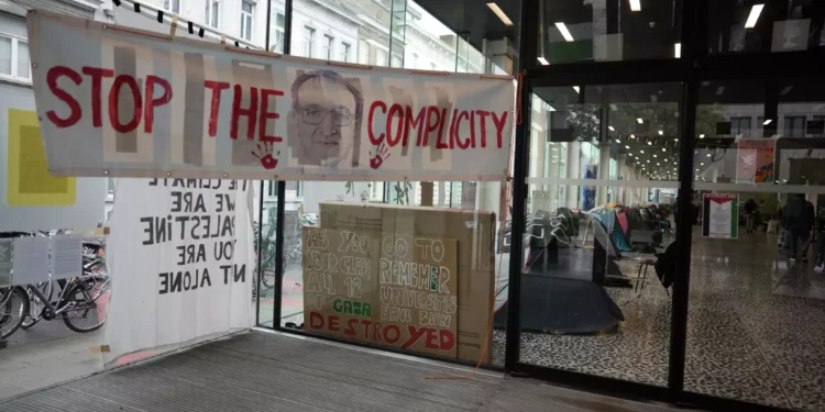 Carteles y pancartas se alinean en la entrada de un campamento, instalado por estudiantes y activistas propalestinos en la Universidad de Gante, en Gante, Bélgica, el 16 de mayo de 2024. (AP Foto/Virginia Mayo)