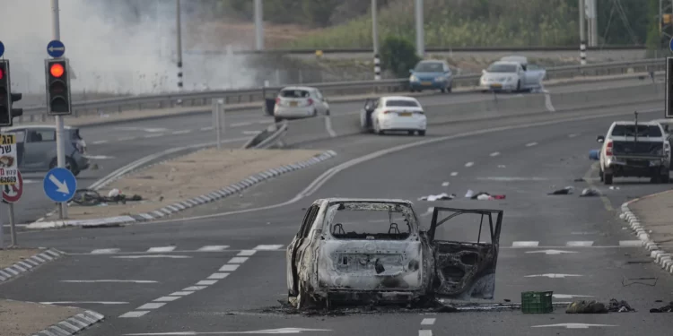 Se ve un coche destruido en un ataque de terroristas palestinos en Sderot, Israel, el 7 de octubre de 2023. (Ohad Zwigenberg/AP)