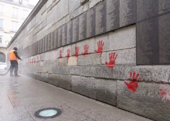 Vandalismo en monumento de París a los que salvaron a judíos durante el Holocausto