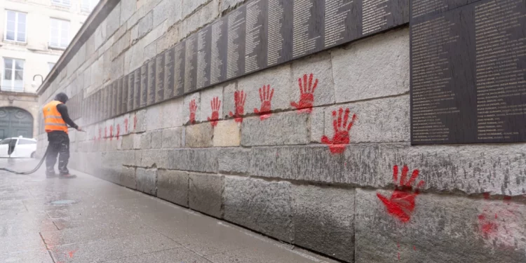 Vandalismo en monumento de París a los que salvaron a judíos durante el Holocausto