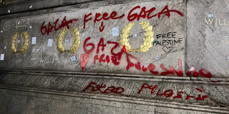 Activistas antiisraelíes pintarrajean monumentos