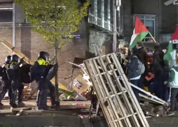 En esta imagen tomada de un video, la policía arresta a activistas mientras disolvían un campamento de manifestación propalestino y antiisraelí en la Universidad de Ámsterdam en Ámsterdam, Países Bajos, el 7 de mayo de 2024. (AP Foto)