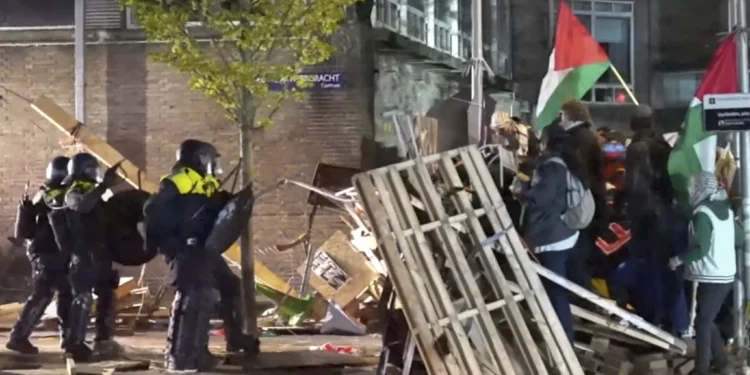 En esta imagen tomada de un video, la policía arresta a activistas mientras disolvían un campamento de manifestación propalestino y antiisraelí en la Universidad de Ámsterdam en Ámsterdam, Países Bajos, el 7 de mayo de 2024. (AP Foto)