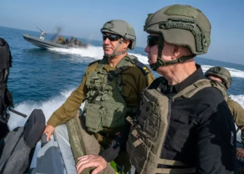 El ministro de Defensa, Yoav Gallant (derecha), y el jefe de la Armada, el vicealmirante David Sa'ar Salama, son vistos frente a la costa de la Franja de Gaza en un barco patrullero de la clase Dvora, el 23 de mayo de 2024. (Ariel Hermoni/Ministerio de Defensa)