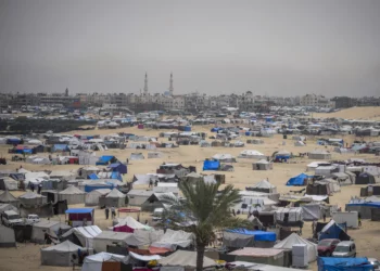 Palestinos desplazados por la guerra en curso en la Franja de Gaza caminan por un campamento improvisado en Rafah, el 10 de mayo de 2024. (AP Foto/Abdel Kareem Hana)