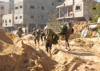 Tropas de la 7.ª Brigada Blindada operan en Jabaliya, en el norte de Gaza, en una imagen publicada el 17 de mayo de 2024. (Fuerzas de Defensa de Israel)