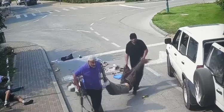 Video que muestra a un trabajador de UNRWA conduciendo un jeep blanco de la ONU y secuestrando el cuerpo de Jonathan Samerano, quien fue asesinado por terroristas de Hamas el 7 de octubre. (Captura de pantalla)