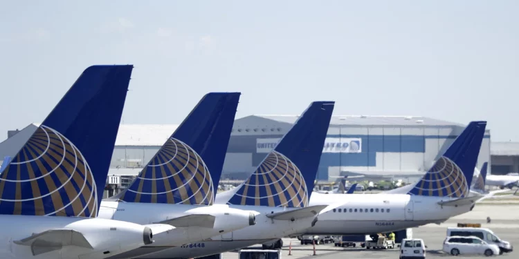 United Airlines prolonga suspensión de vuelos de Newark a Tel Aviv