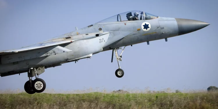 Un avión de combate F-15 de la Fuerza Aérea de Israel, en la base aérea de Tel Nof, el 1 de enero de 2024. (Moshé Shai/FLASH90)