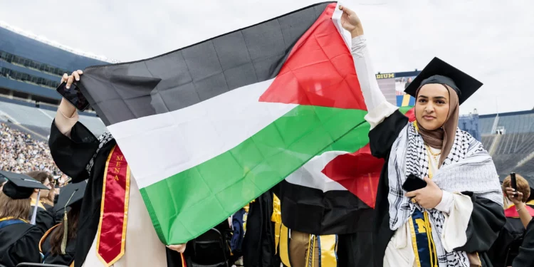 Protesta contra Israel durante graduación de la Universidad de Michigan