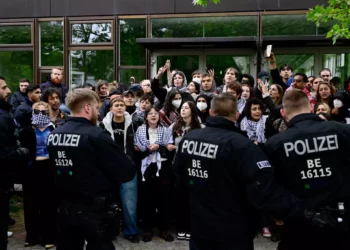 Activistas propalestinos se enfrentan a las fuerzas policiales en el campus universitario de la Universidad Libre de Berlín, Alemania, el 7 de mayo de 2024 (Foto de Tobias SCHWARZ / AFP)