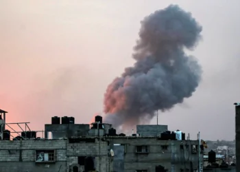 El humo se eleva por encima de los edificios durante un ataque israelí en la madrugada en Rafah, en el sur de la Franja de Gaza, el 11 de mayo de 2023. (AFP)