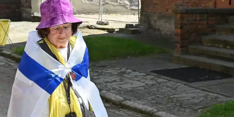 Bella Haim recorre el antiguo campo nazi de Auschwitz-1 en Polonia el 6 de mayo de 2024. (Canaán Lidor/Tiempos de Israel)