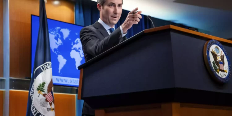 El portavoz del Departamento de Estado, Matthew Miller, responde preguntas durante una conferencia de prensa en el Departamento de Estado el 18 de julio de 2023, en Washington. (AP Foto/Nathan Howard)