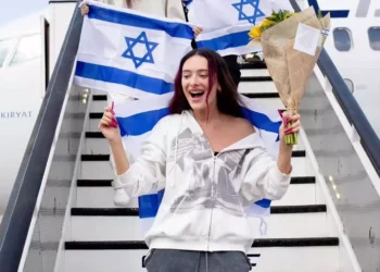 Eden Golan regresa al aeropuerto Ben Gurion después del Festival de la Canción de Eurovisión en Malmö, Suecia, el 12 de mayo de 2024. (Alon Talmor)