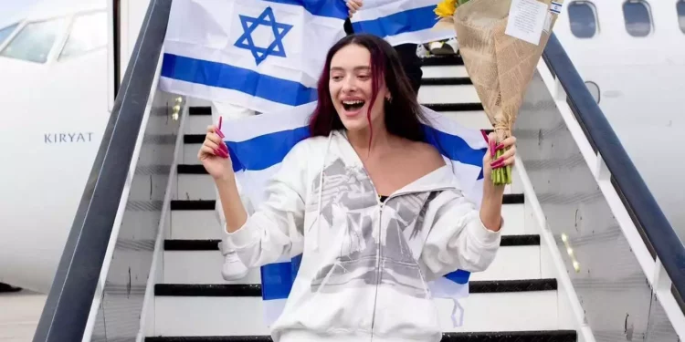 Eden Golan regresa al aeropuerto Ben Gurion después del Festival de la Canción de Eurovisión en Malmö, Suecia, el 12 de mayo de 2024. (Alon Talmor)