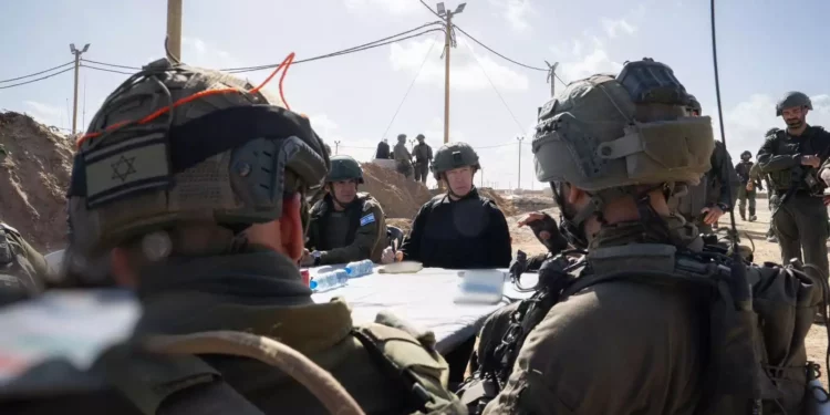El ministro de Defensa, Yoav Gallant, se reúne con tropas en el centro de Gaza, el 5 de mayo de 2024. (Shachar Yurman/Ministerio de Defensa)