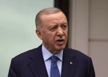 El presidente turco, Recep Tayyip Erdogan, habla con los medios de comunicación durante una conferencia de prensa después de la oración del mediodía del viernes en Estambul, el 3 de mayo de 2024. (Khalil Hamra/AP Foto)