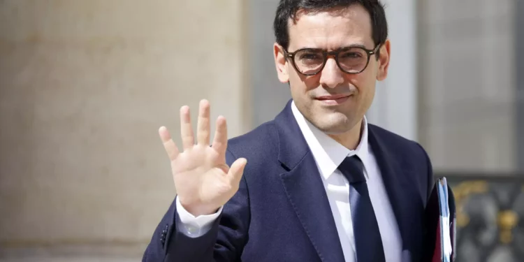 El ministro de Asuntos Exteriores y Europeos de Francia, Stéphane Sejourne, abandona la reunión semanal del gabinete en el Palacio presidencial del Elíseo en París, el 21 de mayo de 2024. (Foto de Ludovic MARIN / AFP)