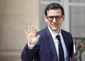 El ministro de Asuntos Exteriores y Europeos de Francia, Stéphane Sejourne, abandona la reunión semanal del gabinete en el Palacio presidencial del Elíseo en París, el 21 de mayo de 2024. (Ludovic MARIN / AFP)