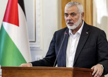 Archivo: Ismail Haniyeh, jefe de la oficina política de Hamás con sede en Doha, habla con la prensa después de una reunión con el ministro de Relaciones Exteriores iraní en Teherán el 26 de marzo de 2024. (AFP)