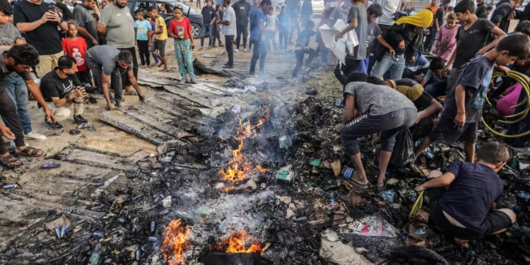 Palestinians inspect damage after an Israeli airstrike on what the FDI said was a Hamás compound, adjacent to a camp for internally displaced people in Rafah, Gaza Strip, May 27, 2024. (Abed Rahim Khatib/Flash90)