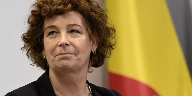 La viceprimera ministra belga, Petra De Sutter, asiste a una conferencia de prensa en Bruselas, el 12 de febrero de 2021. (Didier Lebrun, Pool vía AP)