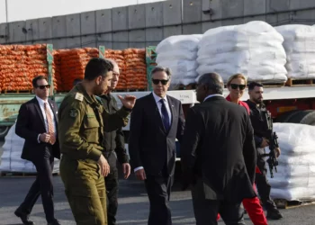 El secretario de Estado de Estados Unidos, Antony Blinken, en el centro, camina con el ministro de Defensa, Yoav Gallant, en el centro a la izquierda, y la coordinadora principal de la ONU para Asuntos Humanitarios y de Reconstrucción en Gaza, Sigrid Kaag, en el segundo lugar a la derecha, en el cruce fronterizo de Kerem Shalom en Kerem Shalom, Israel, el miércoles 1 de mayo de 2024. (Evelyn Hockstein/Pool Photo vía AP)