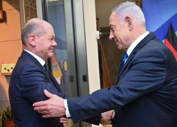 El canciller alemán, Olaf Scholz, a la izquierda, saluda al primer ministro Benjamin Netanyahu, antes de una conferencia de prensa en Jerusalén, el 17 de marzo de 2024. (GPO)