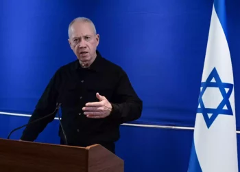 El ministro de Defensa, Yoav Gallant, hace una declaración a la prensa en la base de Kirya, en Tel Aviv, el 15 de mayo de 2024. (Tomer Neuberg/Flash90)
