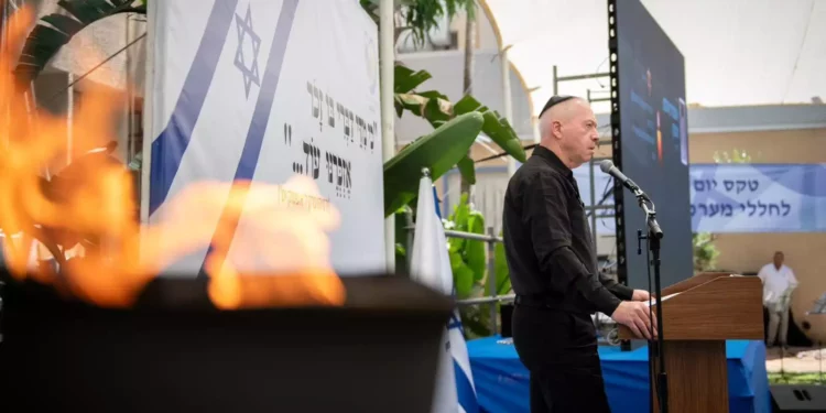 El ministro de Defensa, Yoav Gallant, habla en una ceremonia del Día de los Caídos, el 9 de mayo de 2024. (Shachar Yurman/Ministerio de Defensa)