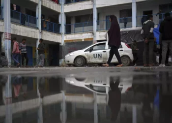 Palestinos desplazados se refugian en una escuela administrada por la Agencia de Obras Públicas y Socorro de las Naciones Unidas para los Refugiados de Palestina (UNRWA), en Rafah, en el sur de la Franja de Gaza, el 3 de marzo de 2024 (AFP)