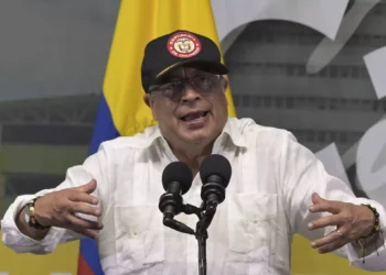 El presidente de Colombia, Gustavo Petro, habla durante una asamblea popular en Cali, Colombia, el 10 de mayo de 2024. (Joaquín Sarmiento/AFP)