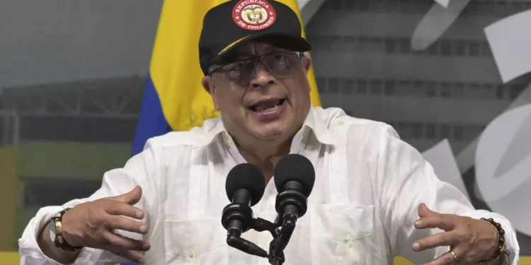 El presidente de Colombia, Gustavo Petro, habla durante una asamblea popular en Cali, Colombia, el 10 de mayo de 2024. (Joaquín Sarmiento/AFP)