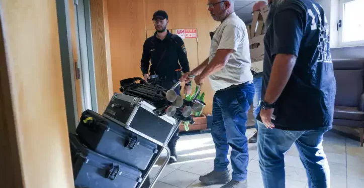 La policía allana las oficinas de Al Jazeera en el Este de Jerusalén el 5 de mayo de 2024. (Chaim Goldberg/Flash90)