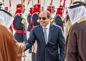 Esta imagen de la Agencia de Noticias de Bahréin (BNA) muestra al presidente de Egipto, Abdel Fattah el-Sissi (C), siendo recibido en Manama el 15 de mayo de 2024 antes de la 33ª Cumbre de la Liga Árabe. (BNA (Agencia de Noticias de Bahréin) / AFP)