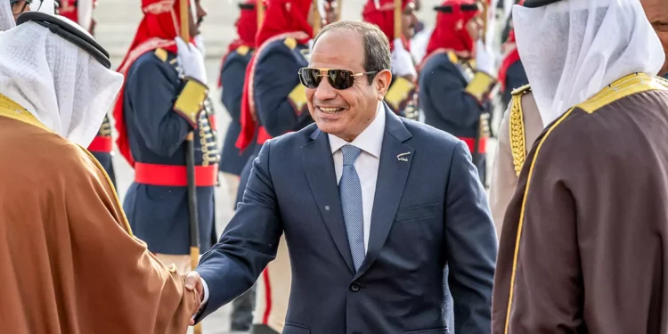 Esta imagen de la Agencia de Noticias de Bahréin (BNA) muestra al presidente de Egipto, Abdel Fattah el-Sissi (C), siendo recibido en Manama el 15 de mayo de 2024 antes de la 33ª Cumbre de la Liga Árabe. (BNA (Agencia de Noticias de Bahréin) / AFP)