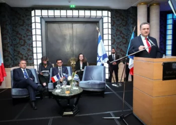 El ministro de Relaciones Exteriores de Israel, Israel Katz, habla en un evento en París el 21 de mayo de 2024 (Embajada de Israel en Francia)