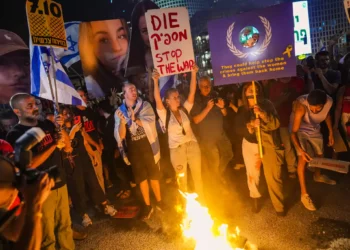 Protesters call for the release of hostages held by Hamás in Gaza since October 7, outside the Defense Ministry Headquarters in Tel Aviv, May 25, 2024. (Erik Marmor/Flash90)