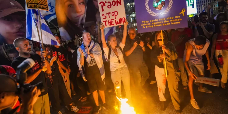 Protesters call for the release of hostages held by Hamás in Gaza since October 7, outside the Defense Ministry Headquarters in Tel Aviv, May 25, 2024. (Erik Marmor/Flash90)