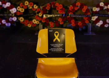 Una silla amarilla vacía, reservada para los rehenes secuestrados durante el ataque mortal del 7 de octubre por el grupo terrorista palestino Hamás desde Gaza, es fotografiada durante una ceremonia de colocación de ofrendas florales para conmemorar el Día de Conmemoración del Holocausto en el Salón del Recuerdo de Yad Vashem, el Centro Mundial de Conmemoración del Holocausto, en Jerusalén, el 6 de mayo de 2024. (Amir Cohen/Pool Photo vía AP)