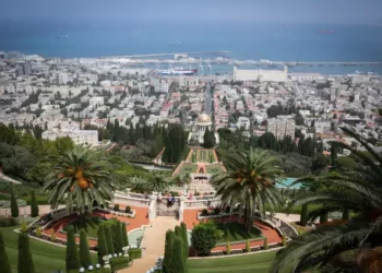 La ciudad portuaria norteña de Haifa, vista desde los Jardines Bahai en el Monte Carmelo, el 14 de septiembre de 2017. (Yossi Zamir/FLASH90)