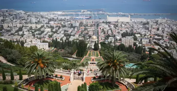 La ciudad portuaria norteña de Haifa, vista desde los Jardines Bahai en el Monte Carmelo, el 14 de septiembre de 2017. (Yossi Zamir/FLASH90)