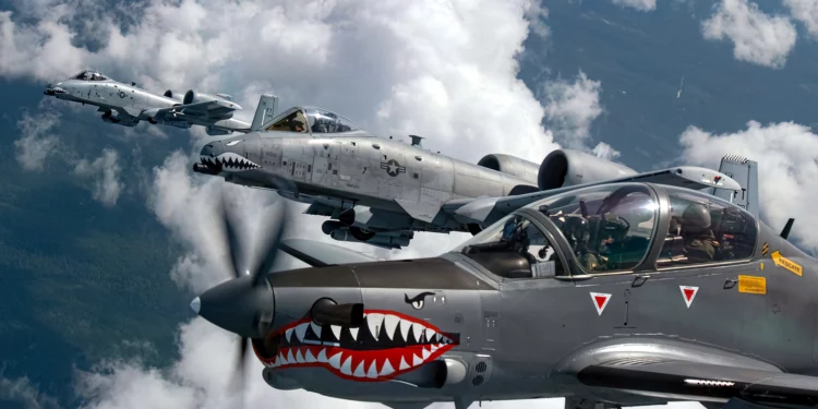 Se enfrentan un A-10 Warthog y el A-29 Super Tucano