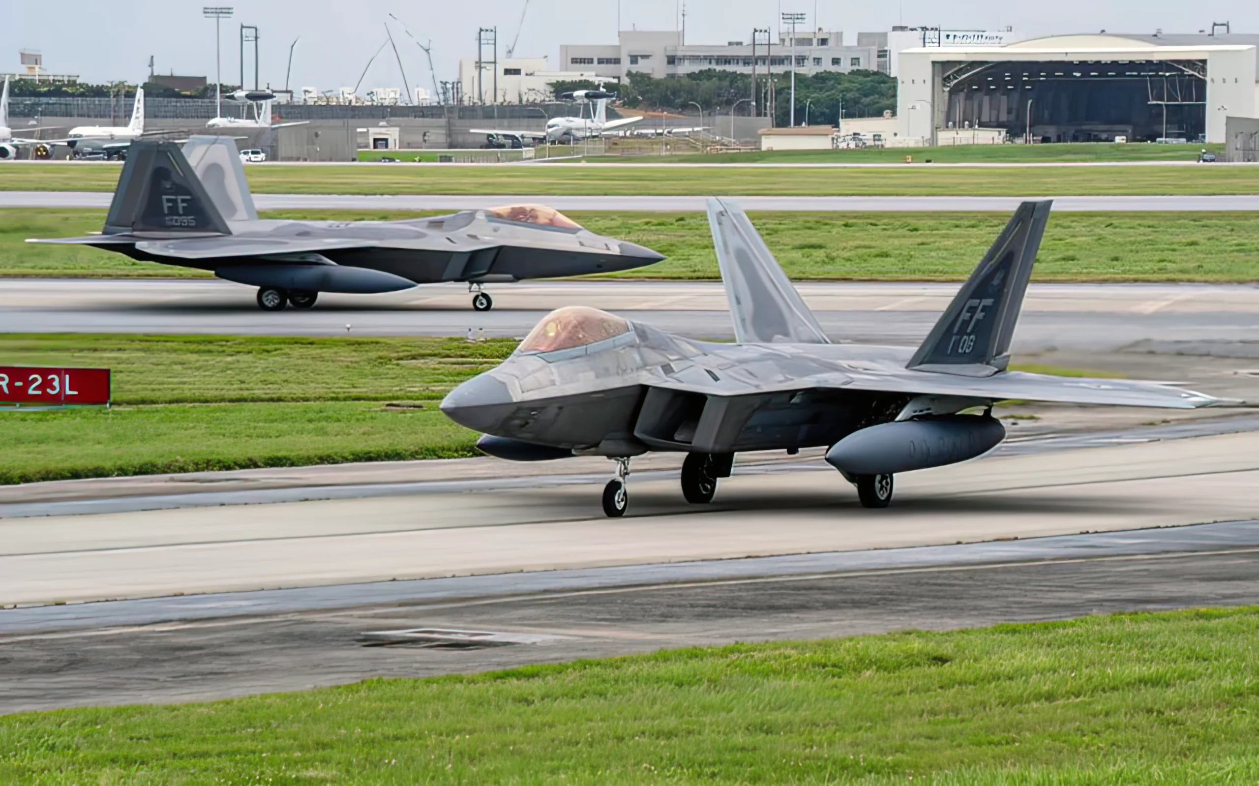 Cazas F-22 Raptor aterrizan en el patio trasero de China